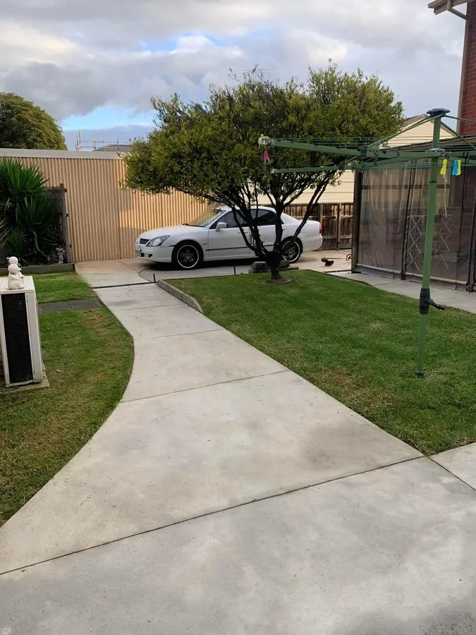 Driveway & Entryway Clean-Up - Professional garden maintenance by Green Rise Group